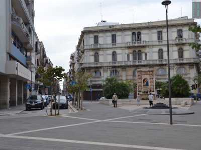 Quartiere Madonella: la piazza con l'edicola della Madonna che ha dato il nome al quartiere